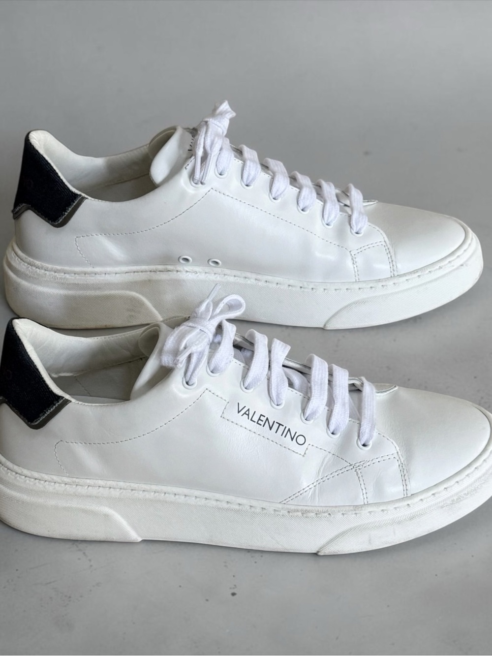 Valentino Garavani Men’s White Leather Low-Top Sneakers with Black Heel Sz 11 44